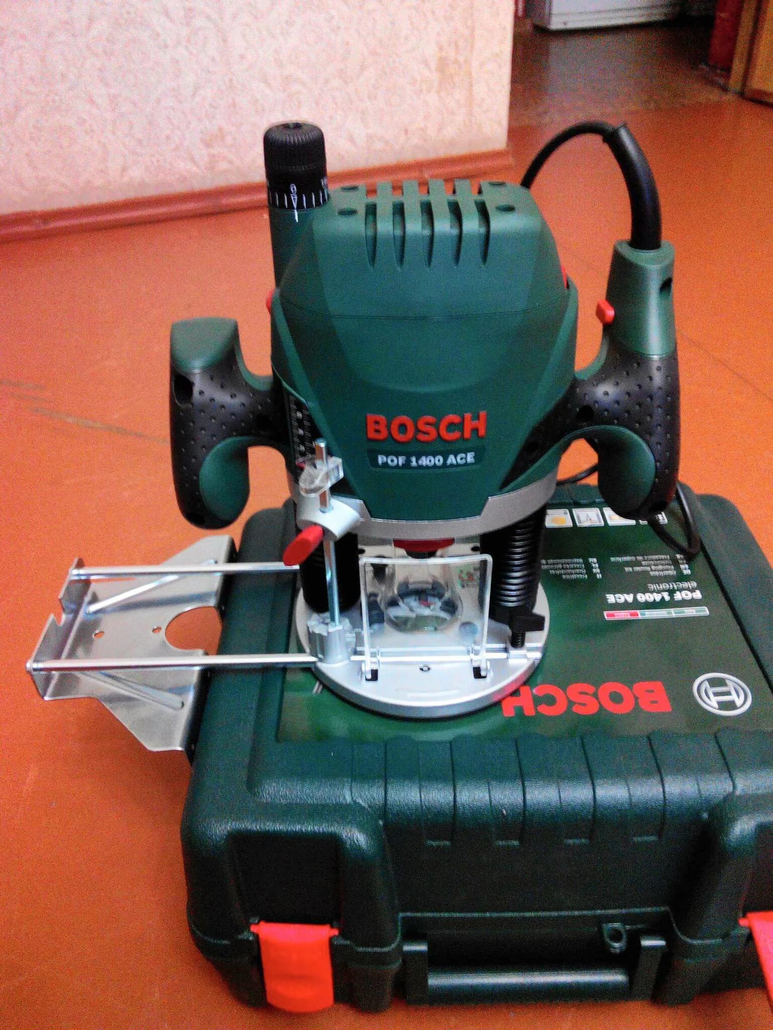 Bosch 1400 купить. Bosch POF 1400 Ace. Фрейзер Bosch POF 1400 Ace. Фрезер POF 1400 Ace Bosch удлинитель. Циркуль для фрезера Bosch POF 1400.