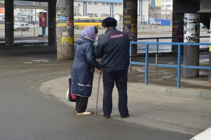 Женщина переходит дорогу в неположенном месте. Нарушение пешеходом на производстве. Штраф на море. Штраф за неположенный переход дороги