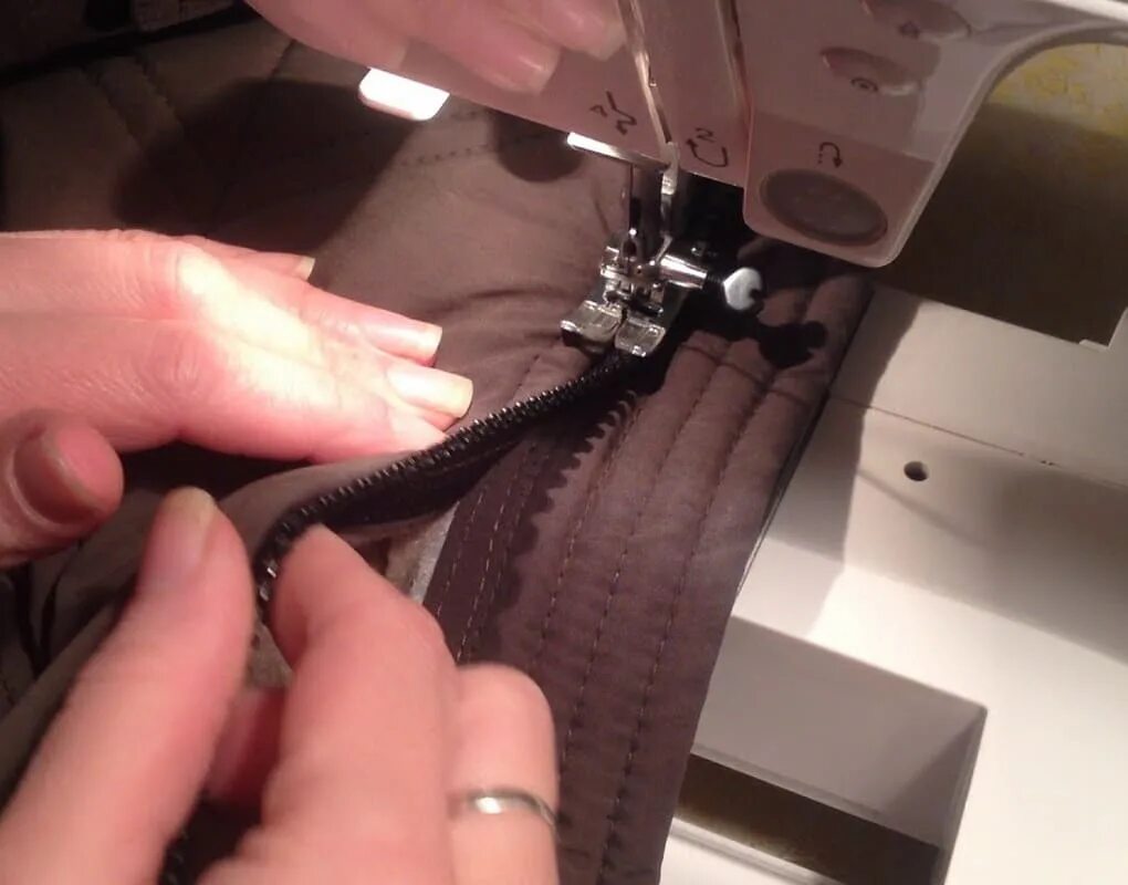 Поменять молнию в пуховике. Замена молнии на куртке. Вшить молнию в куртку. Поменять молнию в пуховике. Поменять молнию в пуховике.