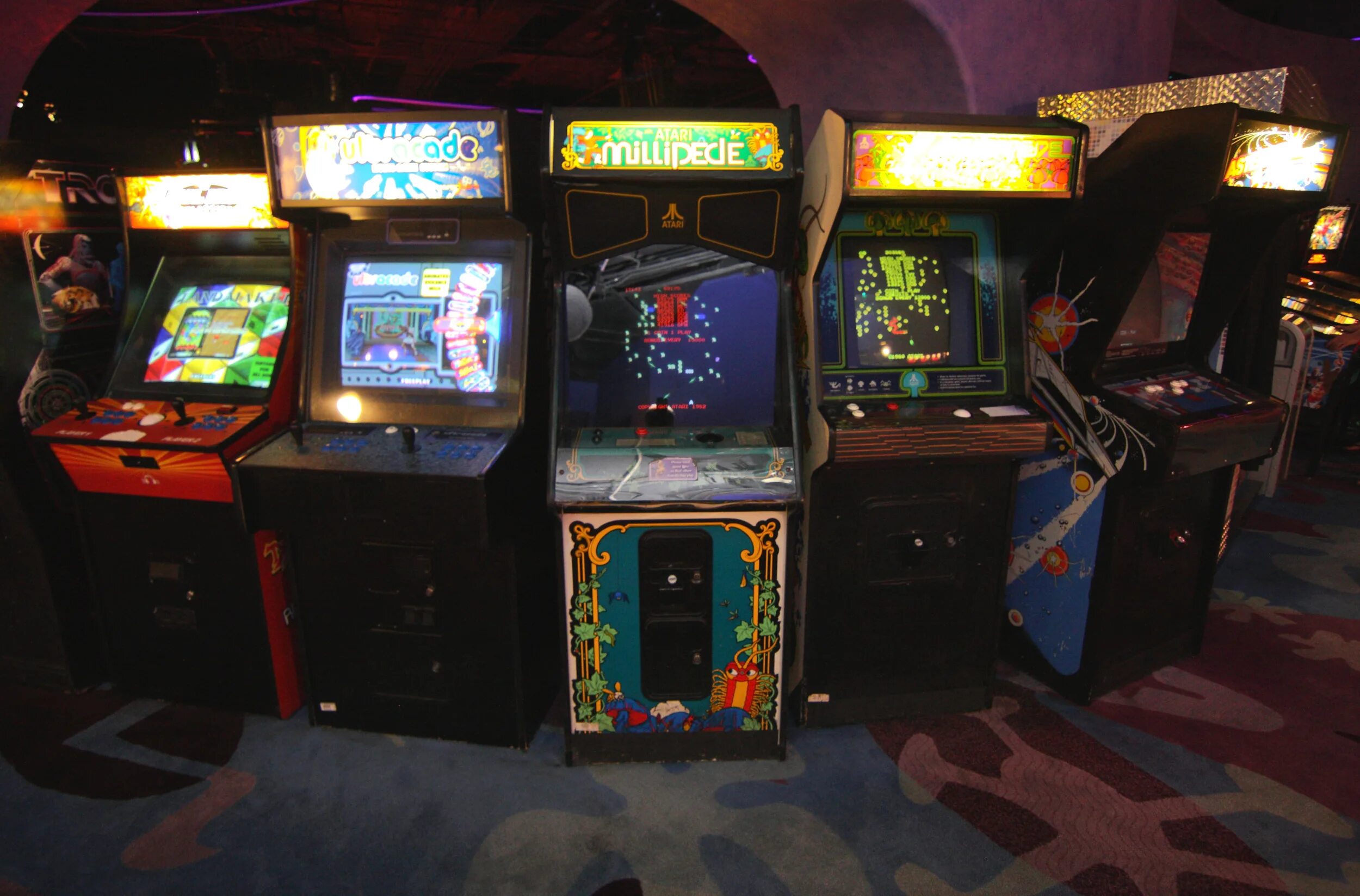 Игровые автоматы шуга. Зал игровых автоматов 80х Америка. Аркадные автоматы 80-х 90-х. Игровые автоматы Атари 80-х. Игровой автомат Retro Arcade.