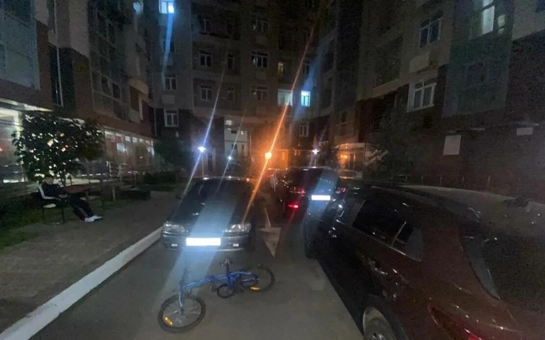 В Сочи сбили велосипедисток. ЧП Сочи 2022 сбили мальчика на велосипеде. Тонированная машина. Сбила машина во дворе дома.