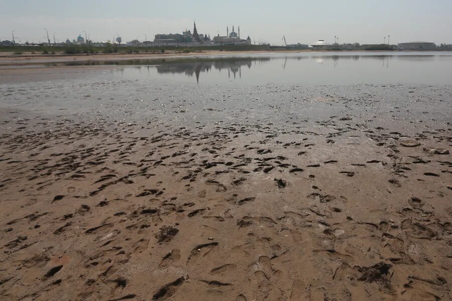 Вода в реке астрахань. Обмеление Волги Астрахань. Река Волга обмелела. Обмелела Волга Тольятти 2019. Кама обмелела 2021.