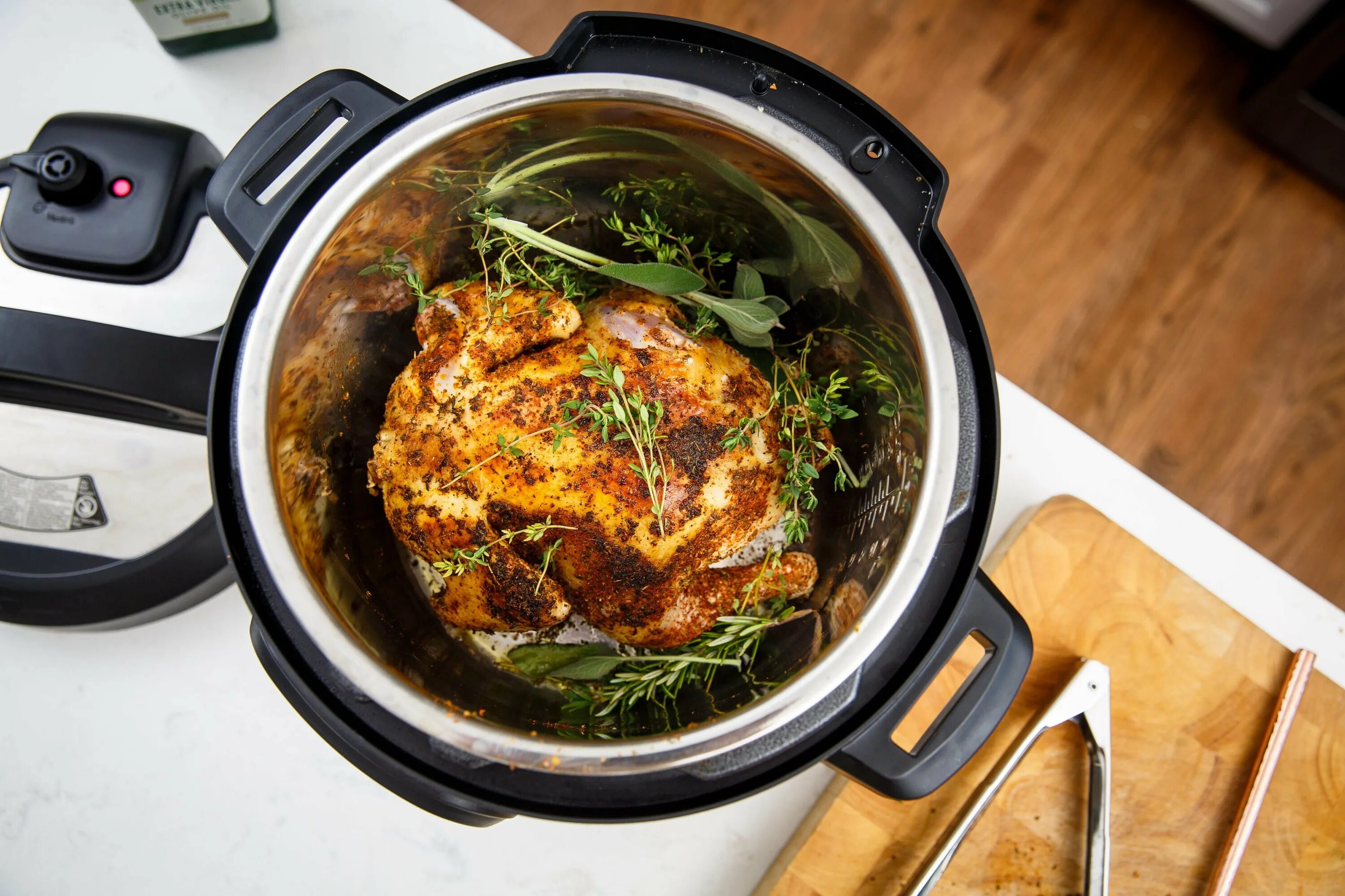 Cooking pot. Instant Pot. Скороварка-мультиварка жарить мясо. Instant food.