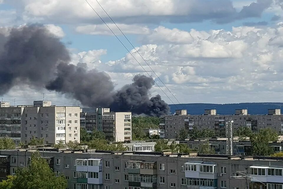 Дзержинск окраина. В Дзержинске горит склад. Пригород Дзержинска Нижегородской области. Гроза в Дзержинске Нижегородской области.