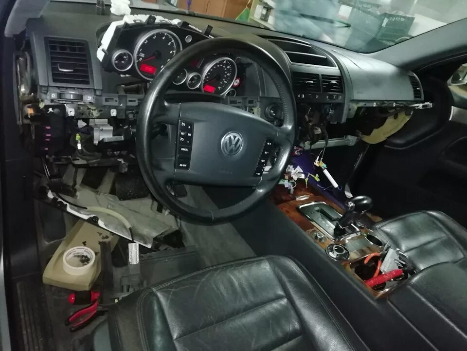 Самостоятельная замена накладок торпеды VW Touareg NF - Volkswagen Touareg (2G),