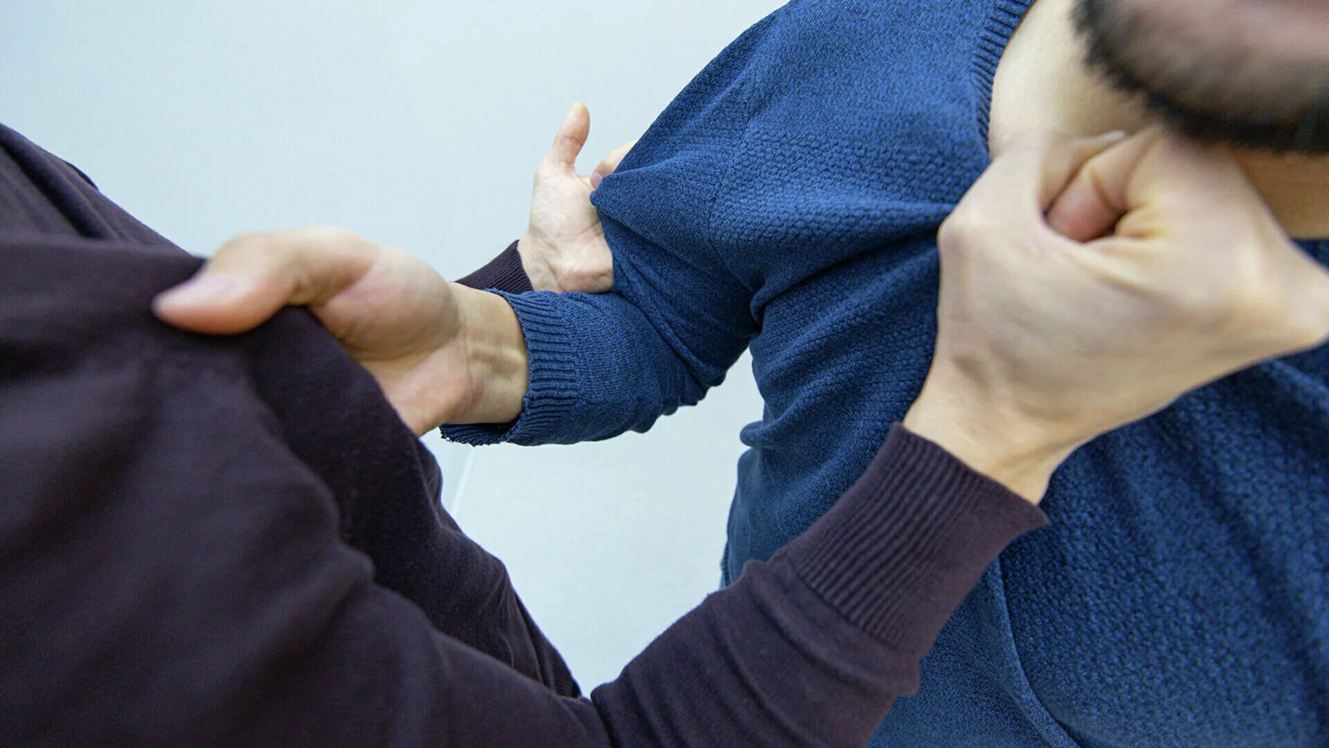 бой на руках. самооборона. крав-мага система рукопашного боя. руки дерутся. стиль винь чунь.