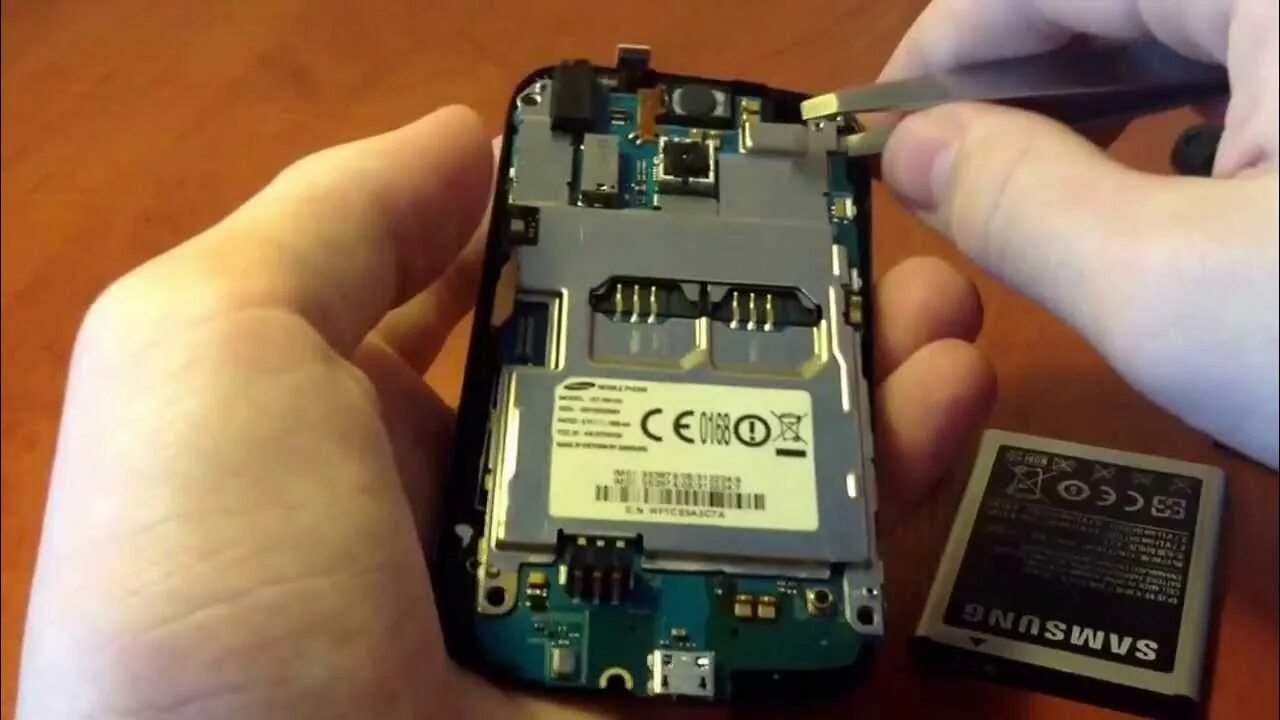 Samsung j1 разобрать. Разобранный телефон. Samsung galaxy s9 plus разбор. Разборка телефона samsung. Разбор смартфона samsung.