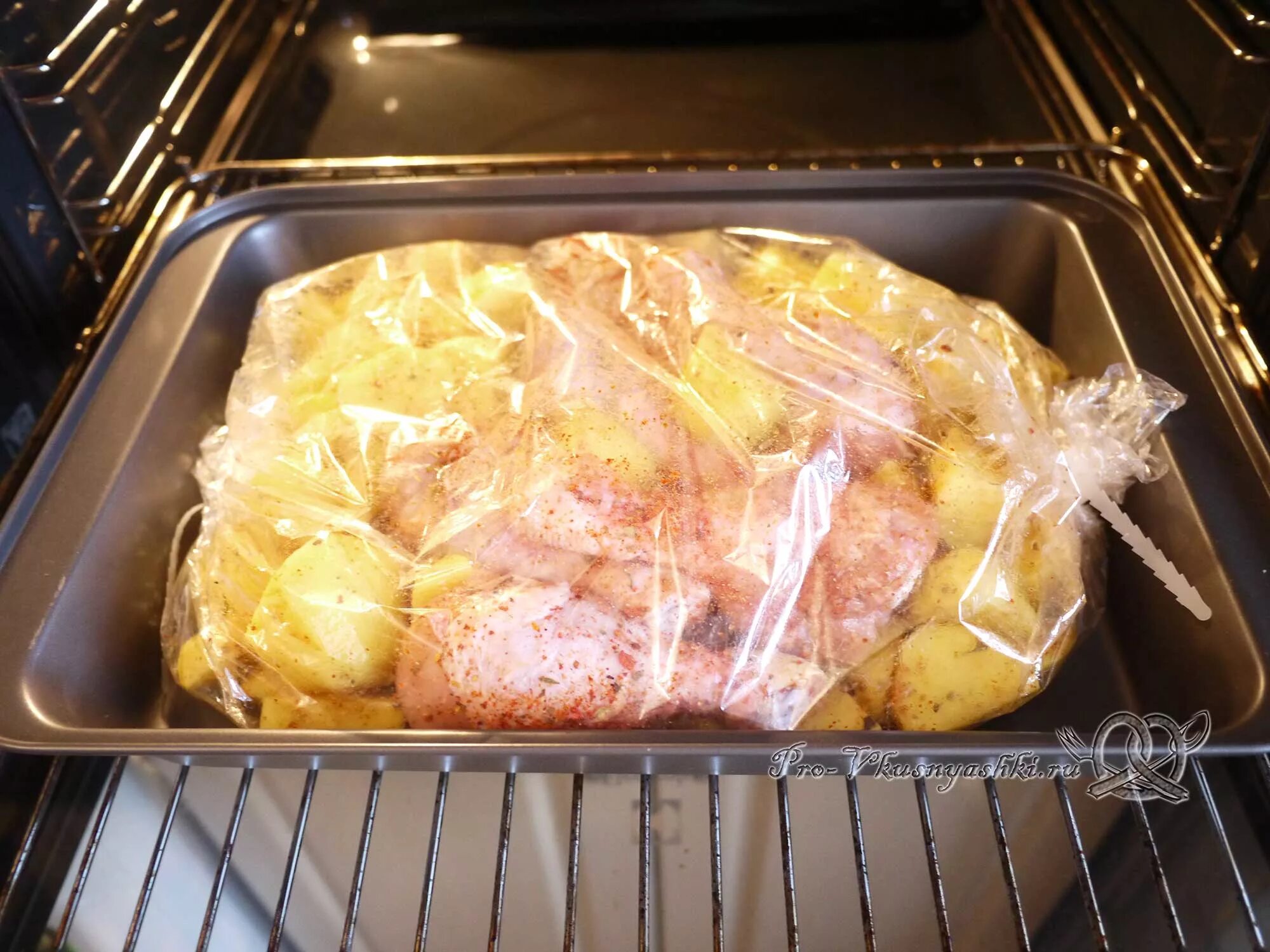 Куриные голени с картошкой духовке в рукаве. Курица с картошкой в духовке. курица в рукаве. курочка с картошкой в духовке. курица с картошкой в рукаве.