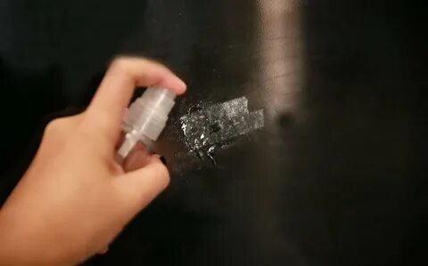 Чем удалить клей от наклейки с пластика