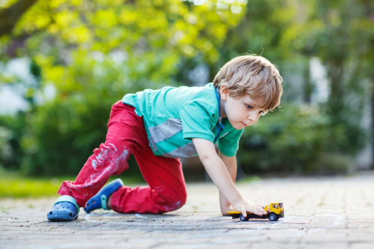 Little boy child. Упражнения для детей с диспраксией. Диспраксия фото. Диспраксия у детей картинки. Ребенок с игрушками диспраксия.