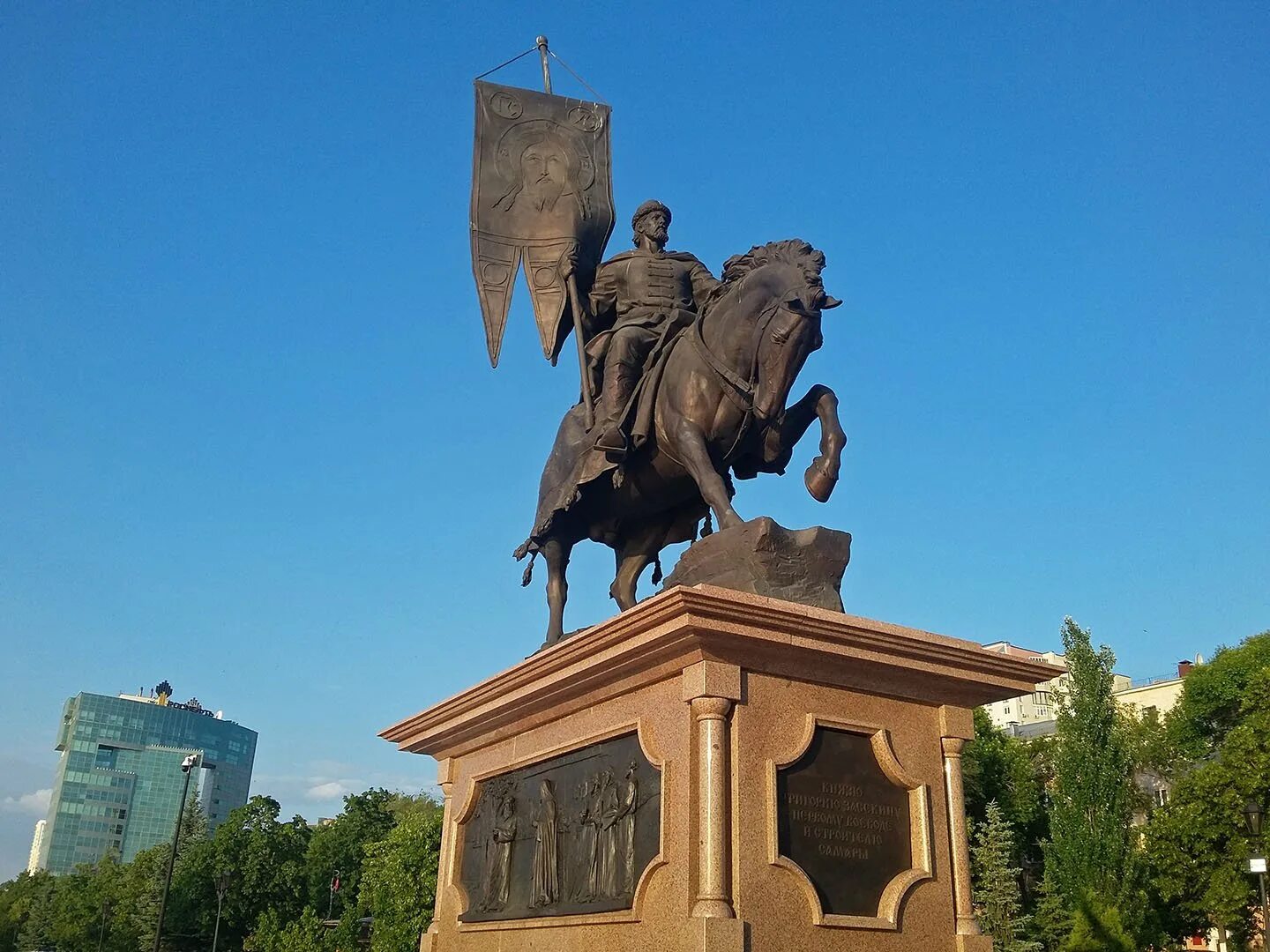 Памятник князю засекину самара. Памятник засекину в волгограде. Самара памятник князю григорию засекину. Памятник князю засекину в самаре. Князь самара.