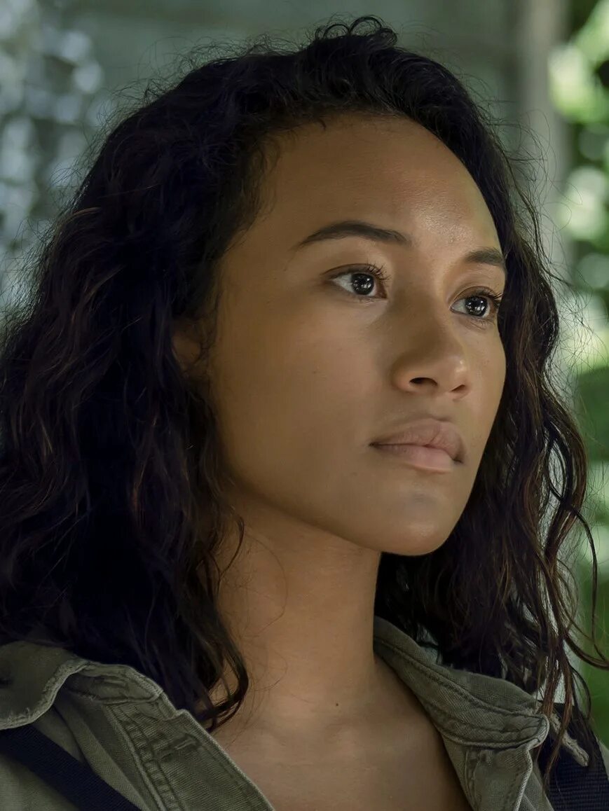 Скандинавская ходьба. Марго бингхэм ходячие мертвецы. Аланна мастерсон ходячие мертвецы. Пешие прогулки. Северная ходьба.