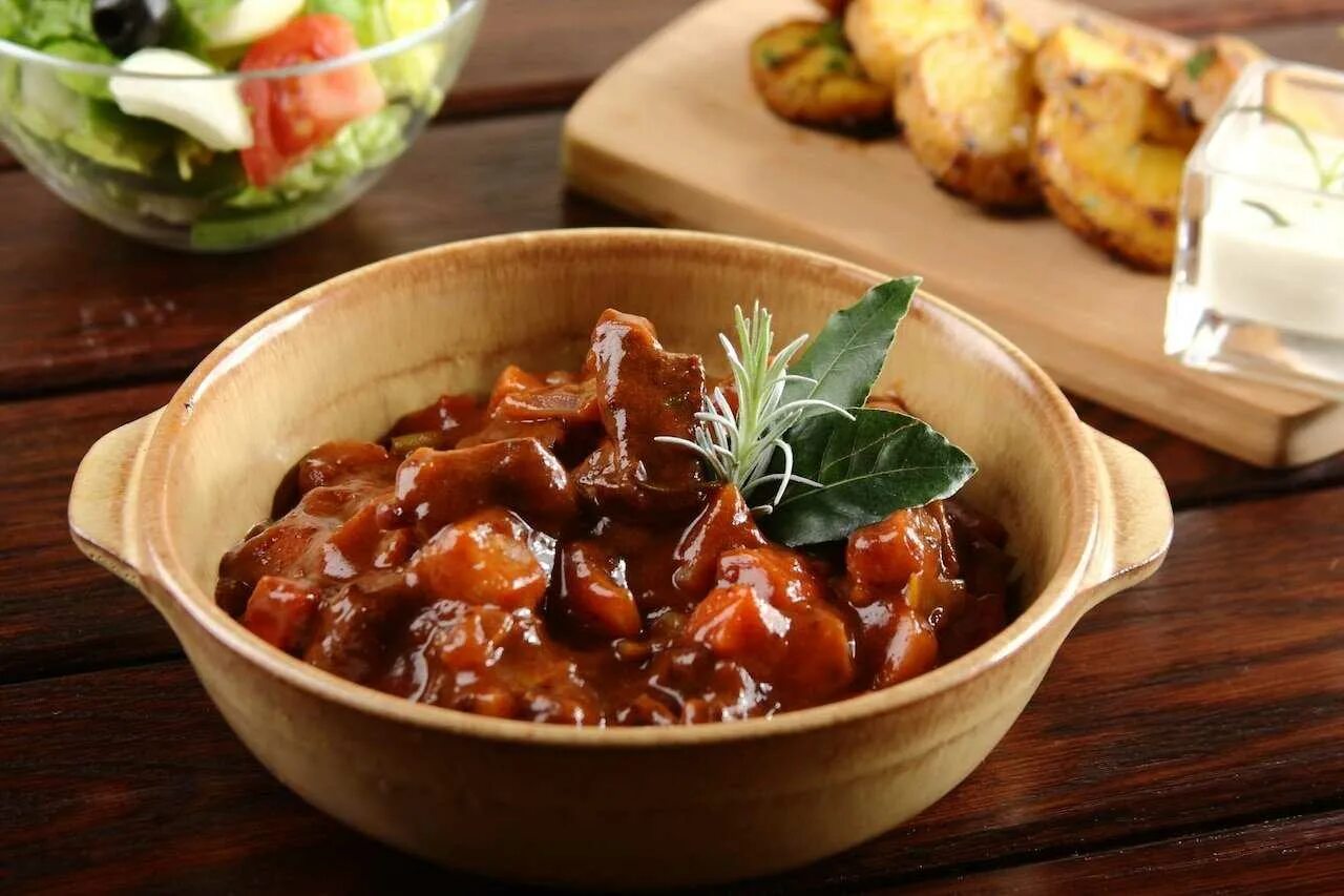 Гуляш в горшочке. Венгерский перкельт из говядины. Ковурма в горшочках. Говядина тушеная в горшке. Горшочки индейка с картошкой.