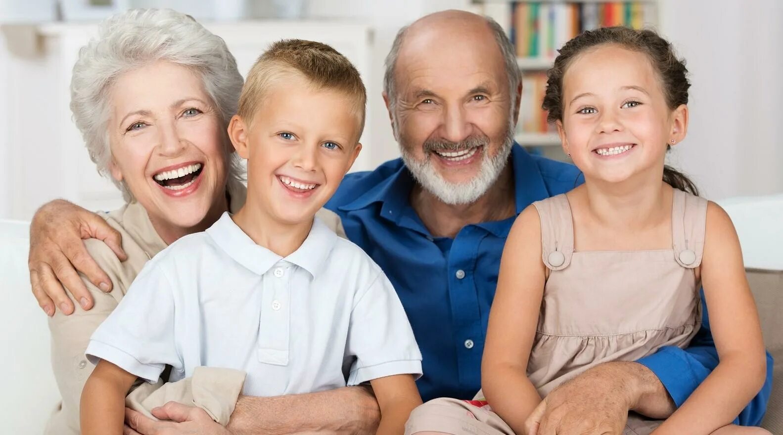 Дети пенсионеры. Бабушка и дедушка. Бабушка дедушка и внуки. Бабушка и дедушка с внуками. Семья с бабушкой и дедушкой.