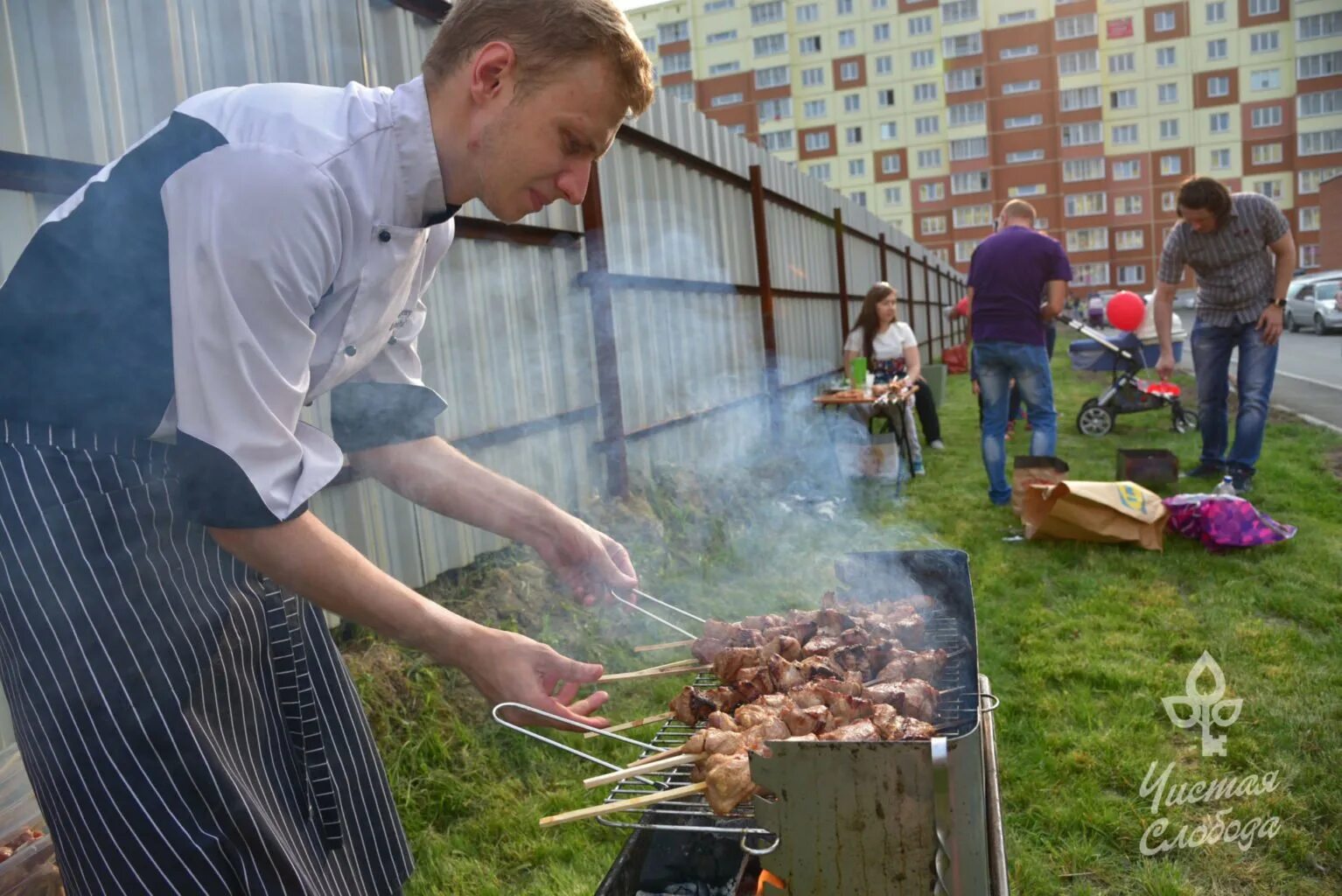 Россия шашлыки. Шашлыки на даче. Шашлык во дворе. Жарим шашлык на даче. Жарят шашлыки во дворе.