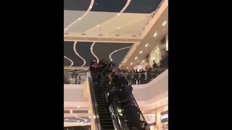 Скрипучий эскалатор не оставляя надежды. Беспощадный эскалатор. в сочи девочка застряла в эскалаторе. прыгнул на эскалатор тверская. человек застрял в эскалаторе.