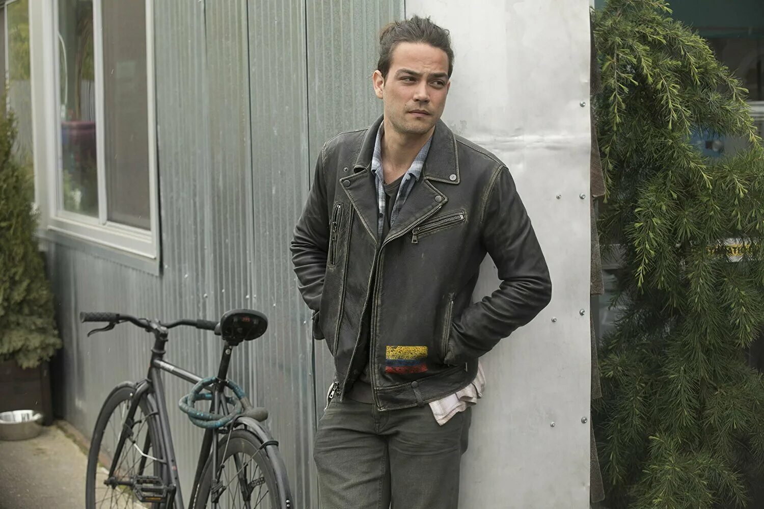 живи настоящим здесь и сейчас. джо уильямсон сериалы. здесь и сейчас мотивация. здесь и сейчас цитаты. живите здесь и сейчас.