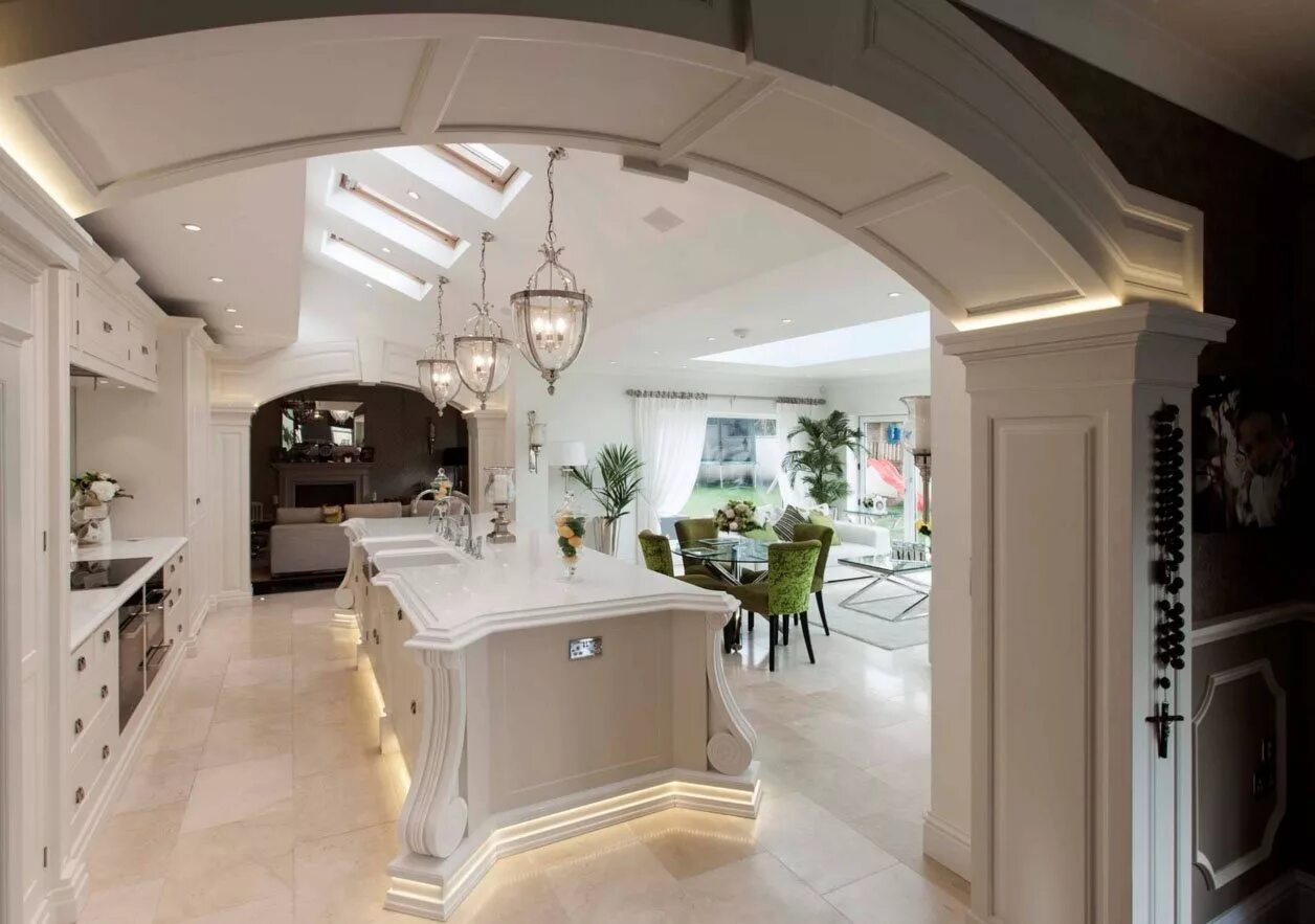 Красивая арка в доме. Красивая арка между кухней и гостиной. Арка в интерьере кухни. Кухня гостиная с аркой. Арки в современном интерьере.