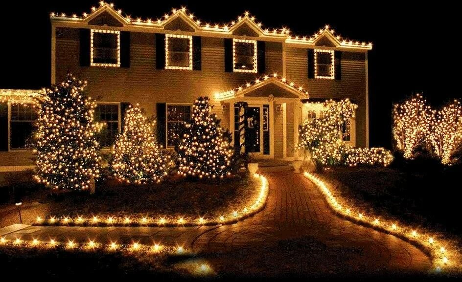 Украшение дома цена. Новогоднее освещение. Украшение дома гирляндами. Новогоднее украшение домов. Украшение фасада гирляндами.