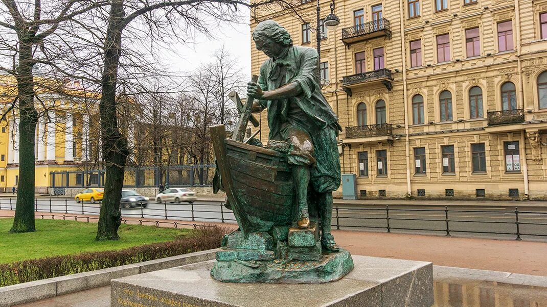 Памятник плотнику в санкт петербурге. Памятник петру плотнику на адмиралтейской набережной. памятник петру 1 царь-плотник петербург. царь-плотник на адмиралтейской набережной. петр плотник памятник в спб.