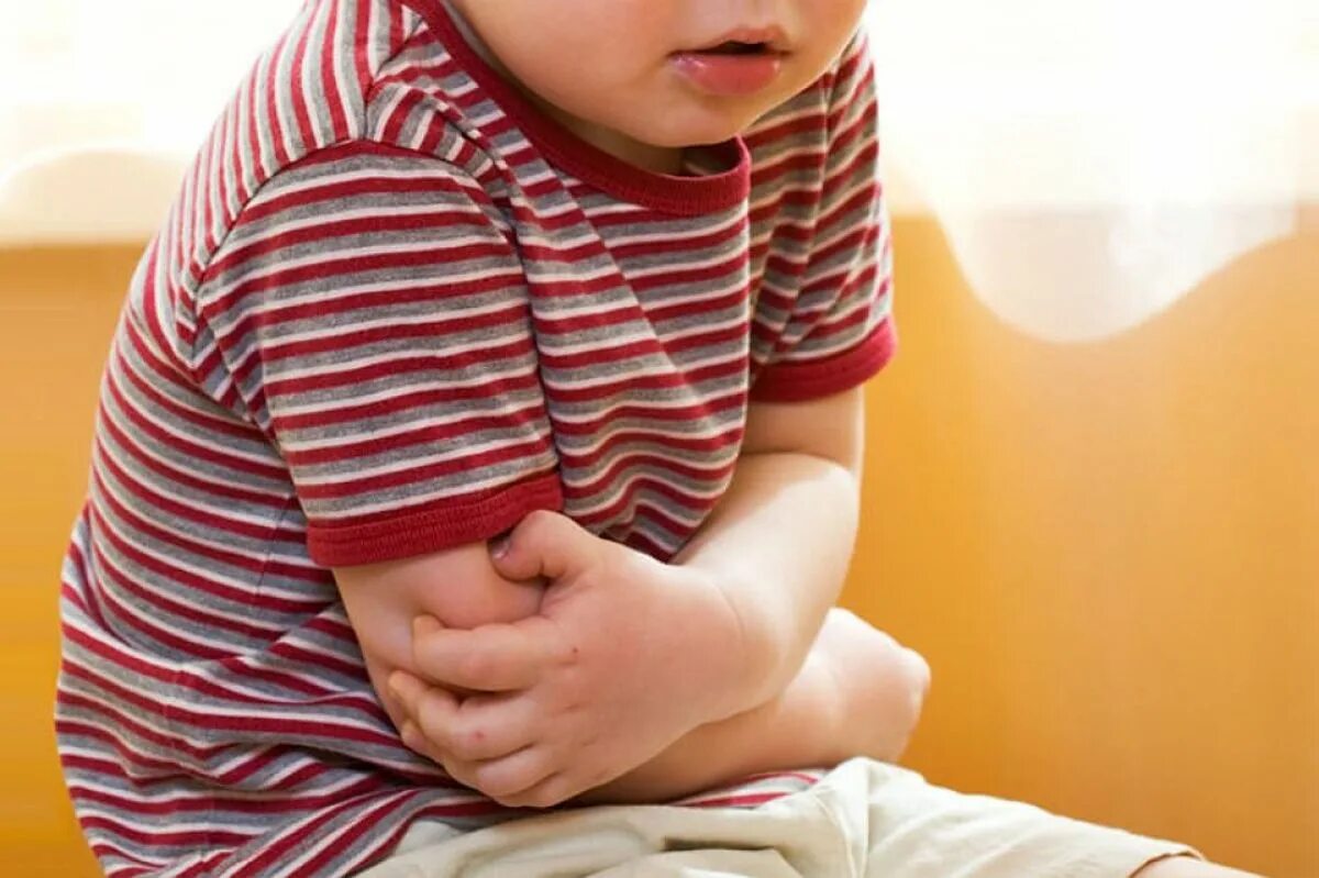 Кишечные инфекции у детей. У ребенка болит живот. Острые кишечные инфекции у детей. Боль у детей.