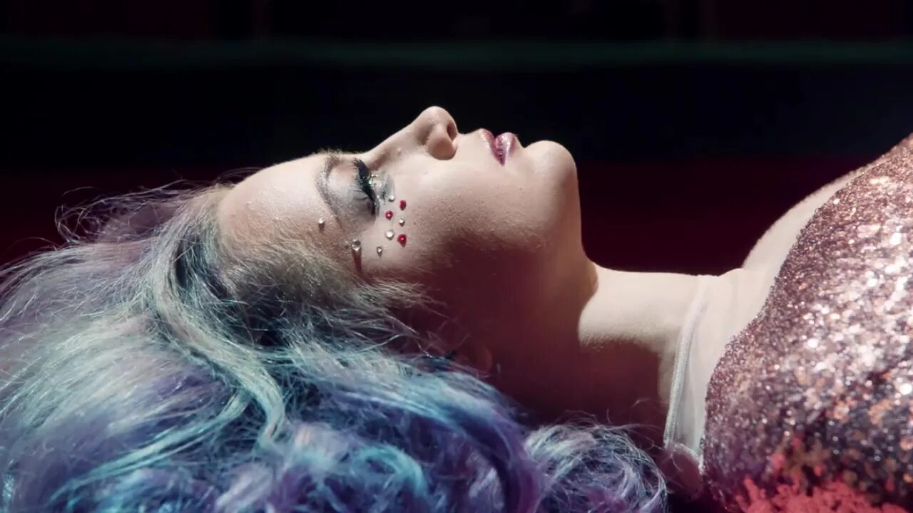 ленинград - кольщик обложка. цирк из клипа ленинград. ленинград кольщик актеры. ленинград наколи мне брови клип. юлия топольницкая ленинград кольщик.