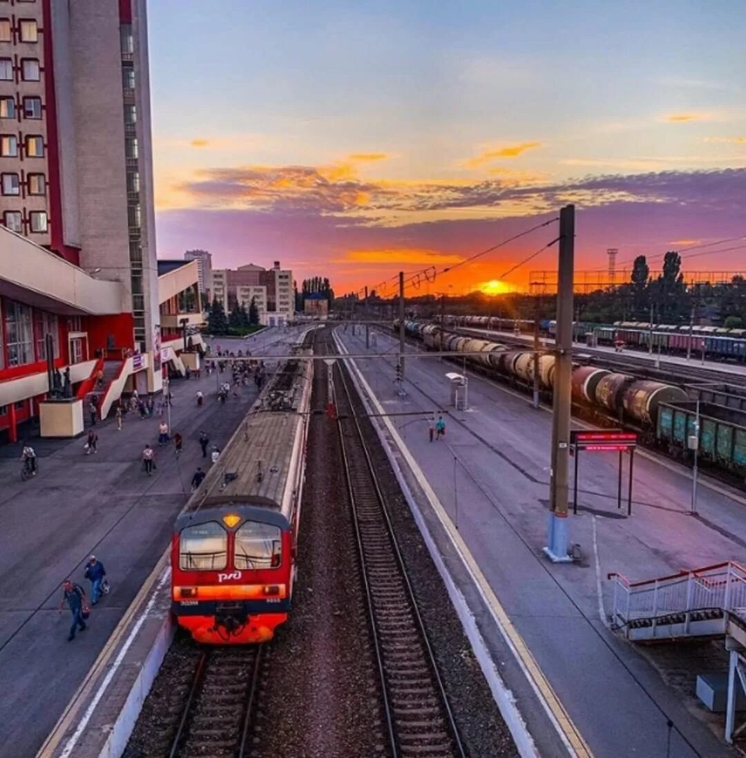 Локомотив поезда 190а. Гагарина, 106 липецк железнодорожный вокзал. Электричка липецк. Липецк петербург жд. Липецк вокзал с поездом.