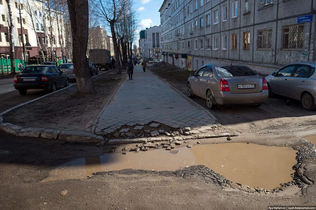 Разбитая россия. Плохие дороги в городе. Российские дороги. Русские дороги в городе. Грязная дорога в городе.