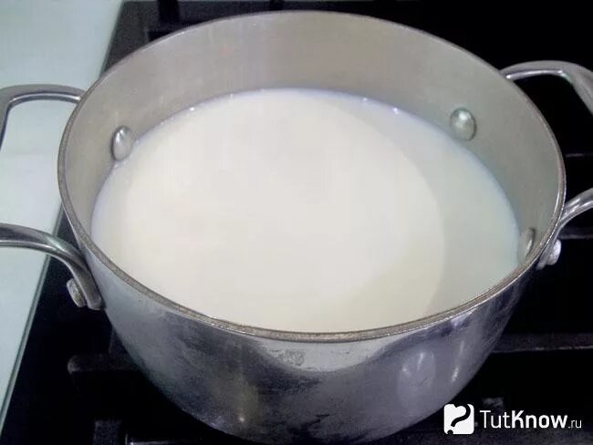 Кастрюля с молоком на плите. Молоко довести до кипения. Топленое молоко приготовление. Топлёное молоко в духовке в кастрюле.