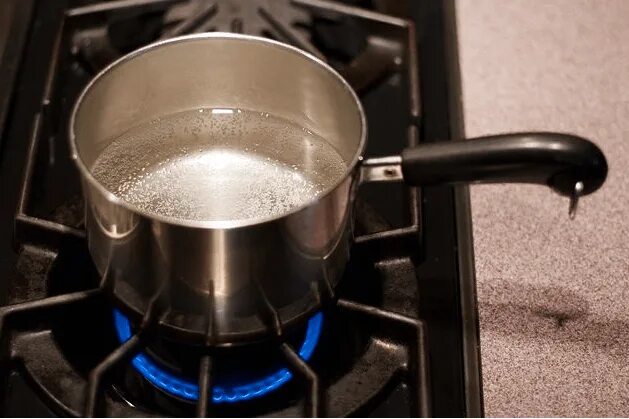 Налить воду в кастрюлю. В алюминиевой кастрюле масса которой 800 г нагрели 5. В кастрюле нагрели. Кастрюля для презентации. Pot of boiling water.