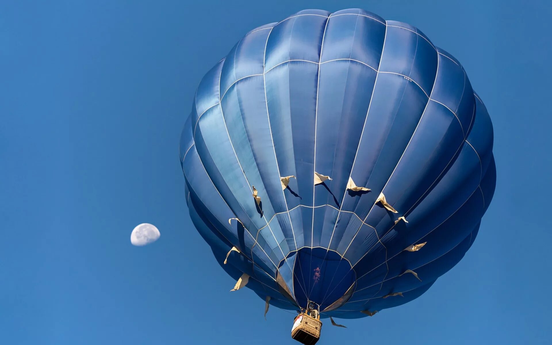 Flying balloon. Воздушный шар. Воздушный шар с корзиной. Воздушный шар с корзиной в небе. Синий воздушный шар.