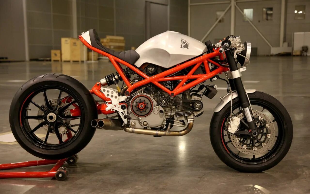 Байк 75 авто. Мотоцикл Дукати кастом. Дукати Монстер 1100 Эво. Рама Ducati Monster 1100. Ducati Cafe Racer.
