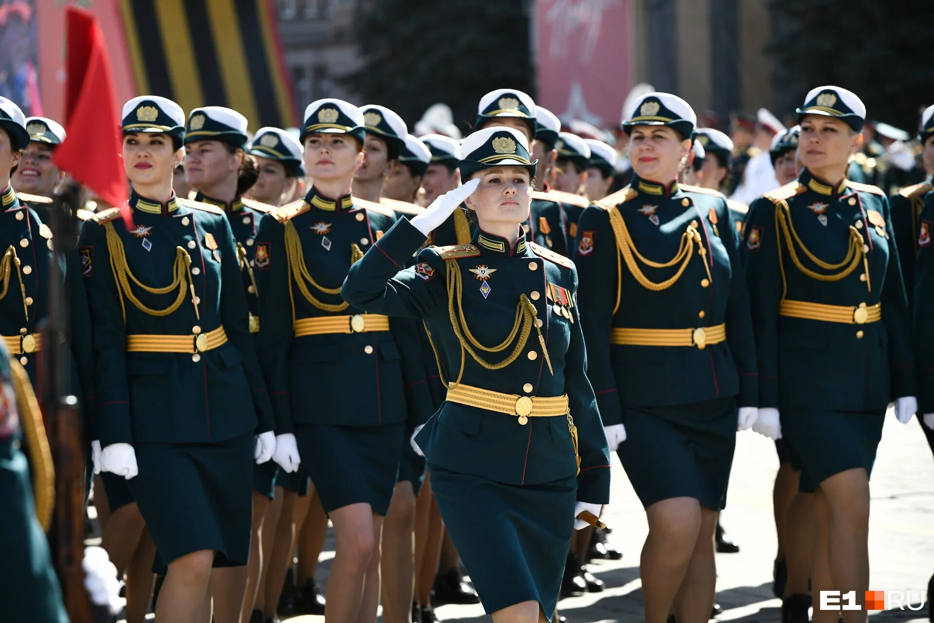 Женщины на параде. Женщины военные на параде Победы. Женщины военнослужащие на параде. Женщины военнослужащие на параде Победы 2022.