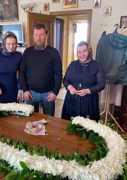 Через минуту попадья вышла. Через минуту попадья вышла