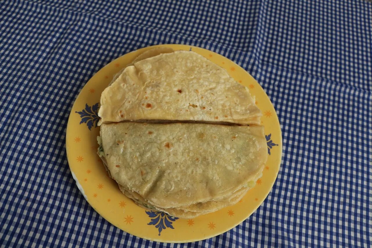 Тесто на кыстыбый с картошкой по татарски. Татарская кухня кыстыбый. татарская лепешка с картошкой кыстыбый. кыстыбый чувашский. кыстыбый приготовление.