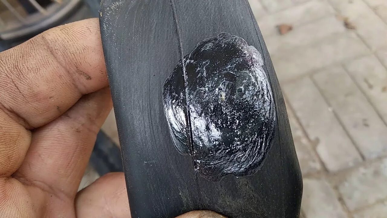 Заклеить камеру велосипеда. Заклейка камеры автомобиля. Заплатка для надувного матраса. Как самому заклеить камеру автомобиля. Заклейка камеры автомобиля.