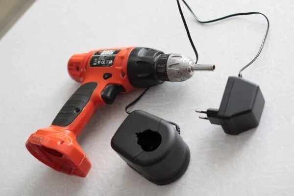 Шуруповерт Блэк энд Деккер 12в. Шуруповёрт Black Decker 12v cd12c. Black and Decker шуруповерт 12 вольт. Шуруповерт Блэк энд Деккер 18 вольт.