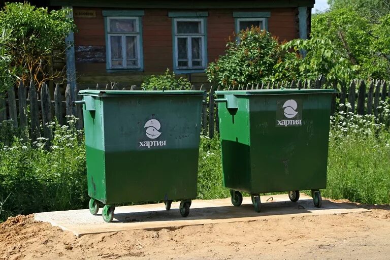 Мусорные контейнеры в частном секторе. Мусорные баки в деревне. Мусорные контейнеры в частном секторе. Мусорные контейнеры в частном секторе. Контейнерные площадки в частном секторе с мусором.