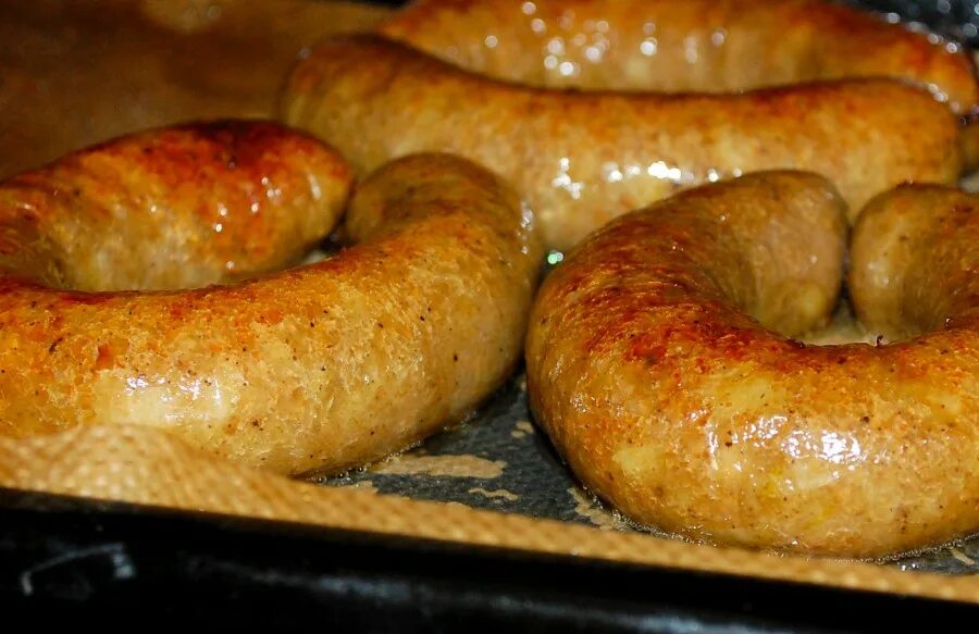 Приготовить колбаски с картошкой. Картофельная колбаса. картофельные колбаски. домашняя колбаса с картошкой. картофельная колбаса в кишке.
