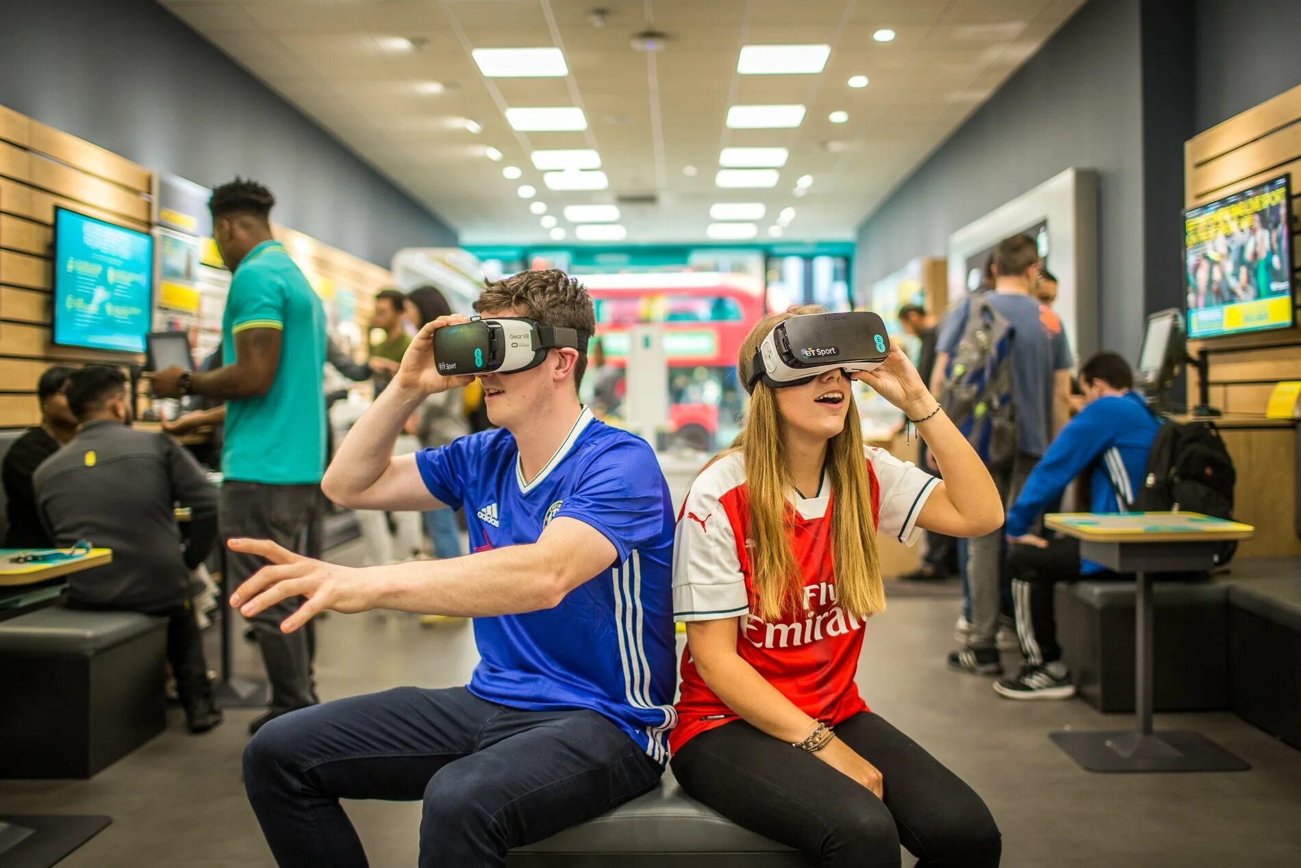 Vr ярославль. Виртуальная реальность футбол. VR спорт. Виртуальная реальность в спорте. Виртуальные очки спорт.