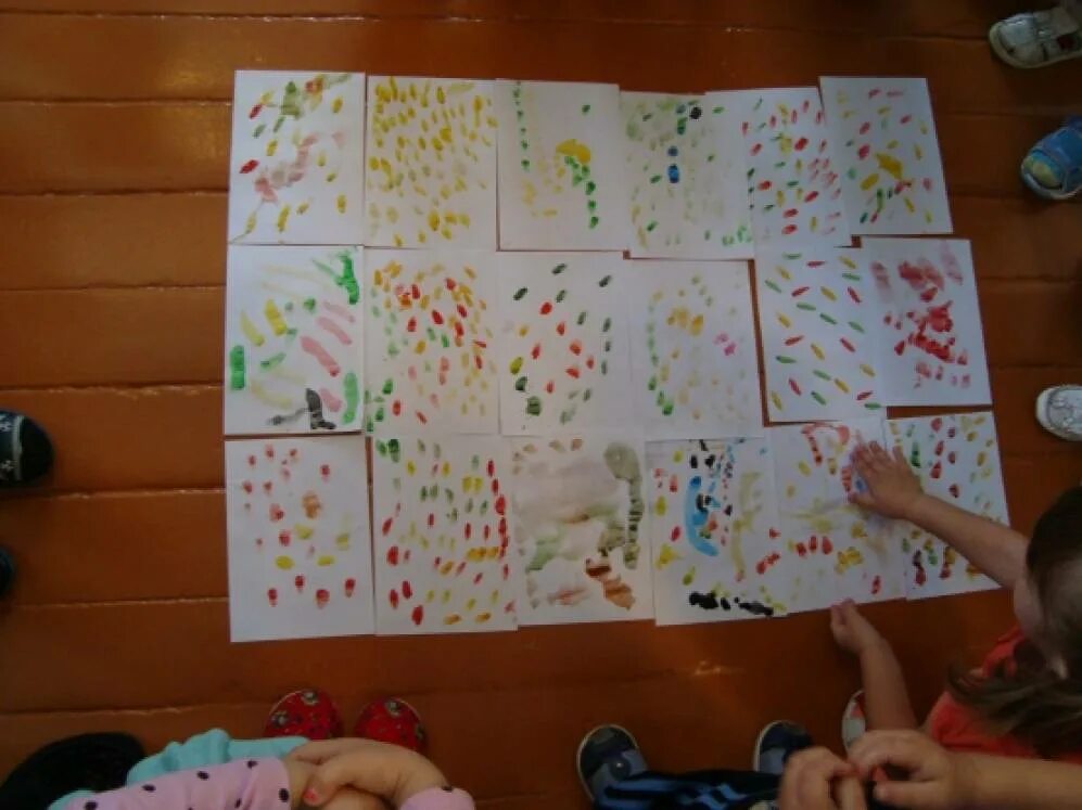 Рисование 2 младшая группа. Рисование в младшей группе на тему. Рисование воатором младшей группе. Разноцветный ковер рисование в младшей группе.