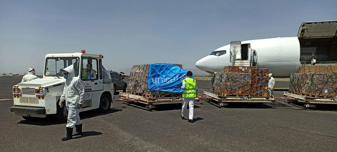 Врачи ООН В Йемене миссия. Грузовики ООН В самолете. Врач оон
