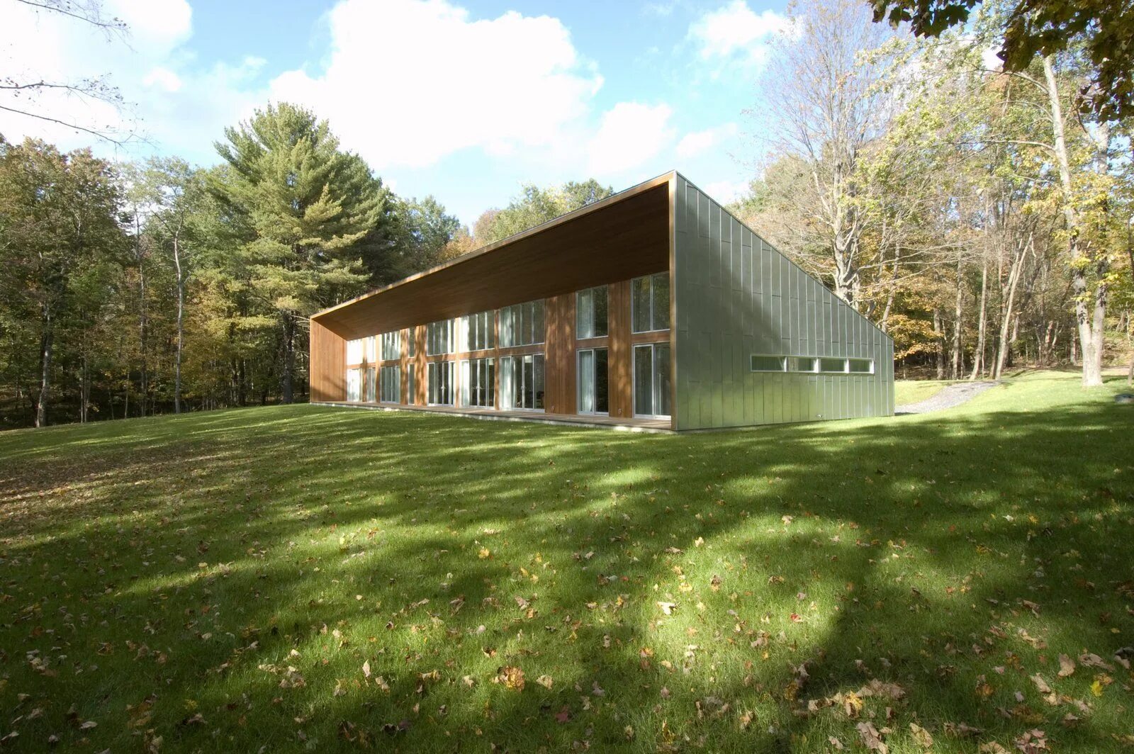 Pan treetop cabins. Скандинавский стиль экстерьер. Дома шола. Дома шола. Barn house на склоне.
