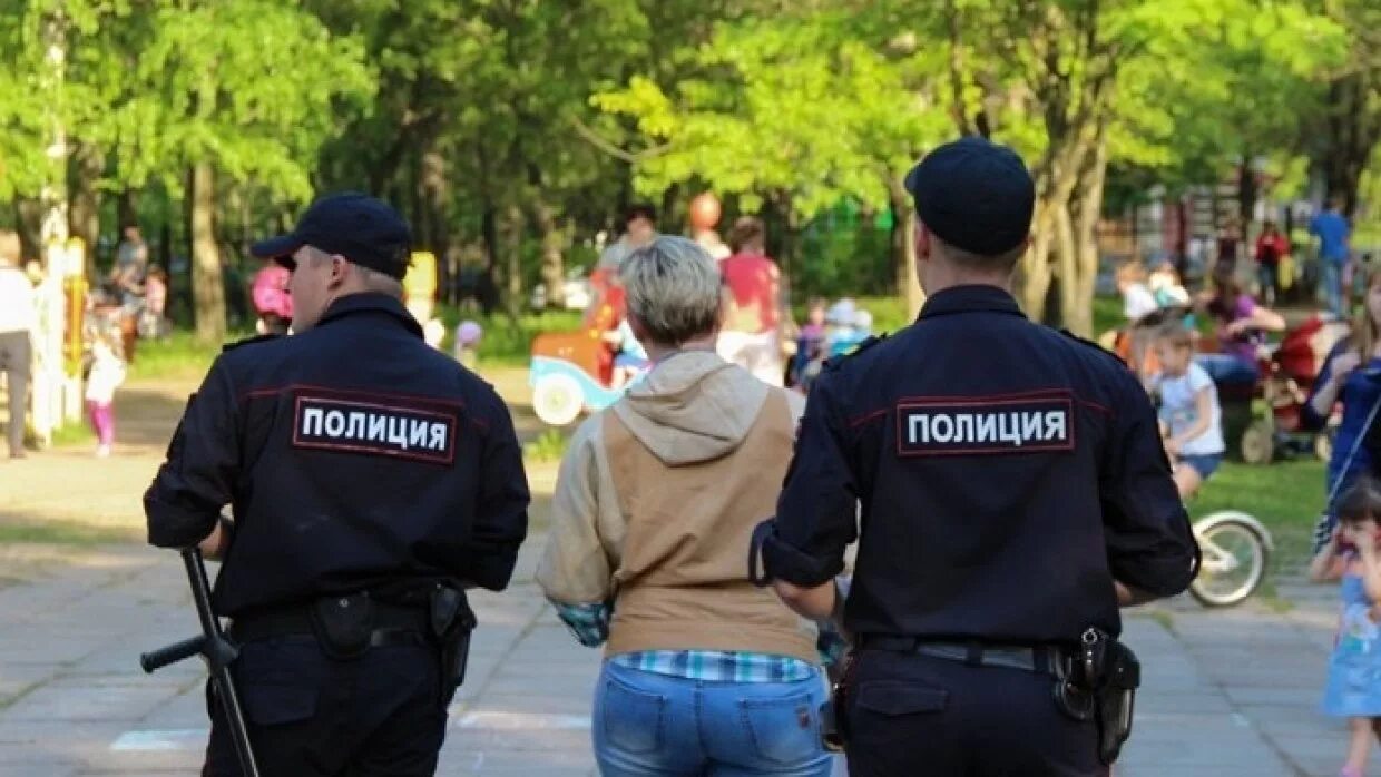 Оскорбление лиц при исполнении. Полиция в парке. полицейские в парке. оскорбление полицейского. оскорбление сотрудника полиции.