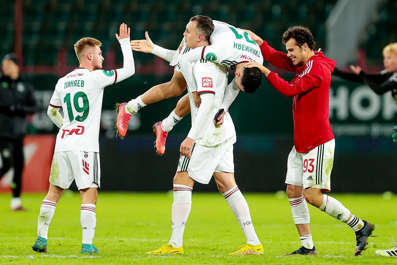 Дзюба почему не играет сегодня за локомотив. Дзюба локомотив. дзюба и гильерме в локомотиве. крутые футболисты. игроки спартака.