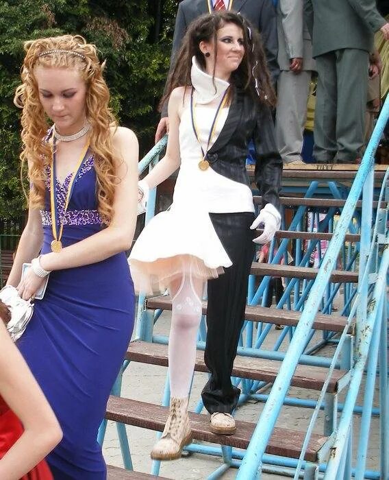 скандальные платья выпускниц. под платьем на выпускном. украинские выпускницы. засветилась на празднике. школьницы на выпускном.