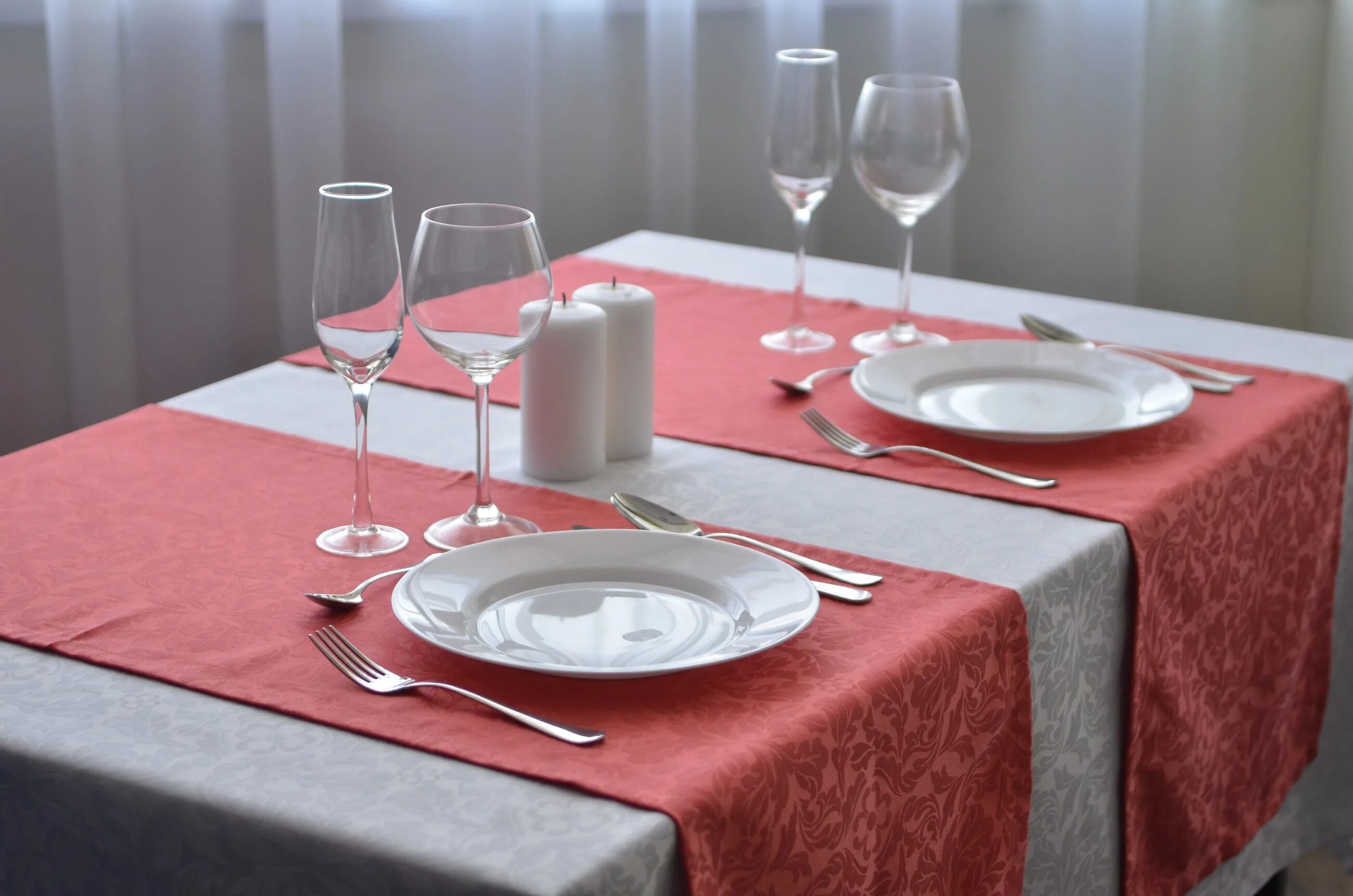 Скатерти столов в ресторане. Наперон ричард. Скатерти столов в ресторане. Сервировка стола скатерть. Сервировка стола скатерть.