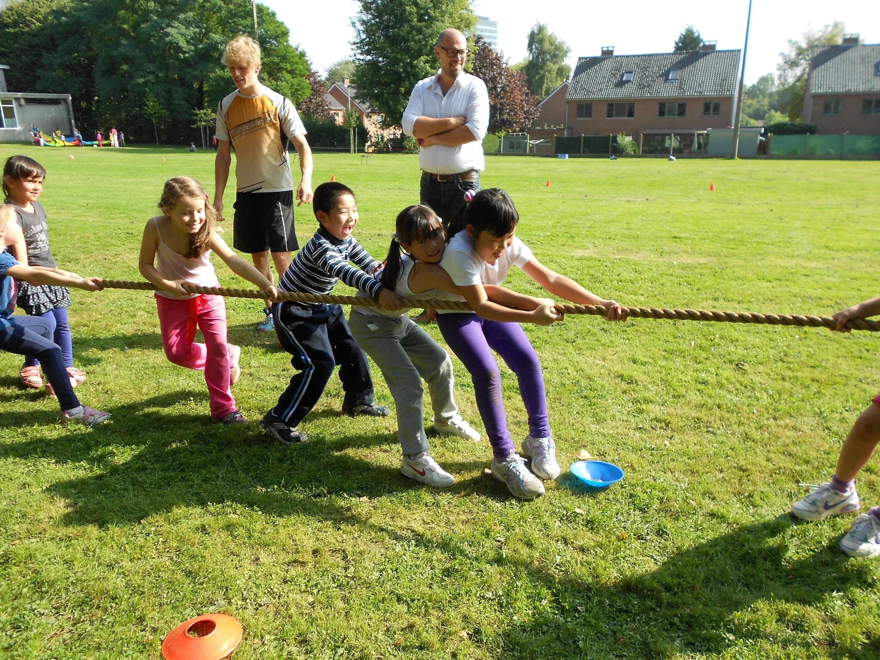 Sporting day. Спортивные игры для детей на улице. Спортивные игры для детей 5-6 лет на улице. Спортивные игры на улице для детей 4 лет. Спортивные игры каждый день.