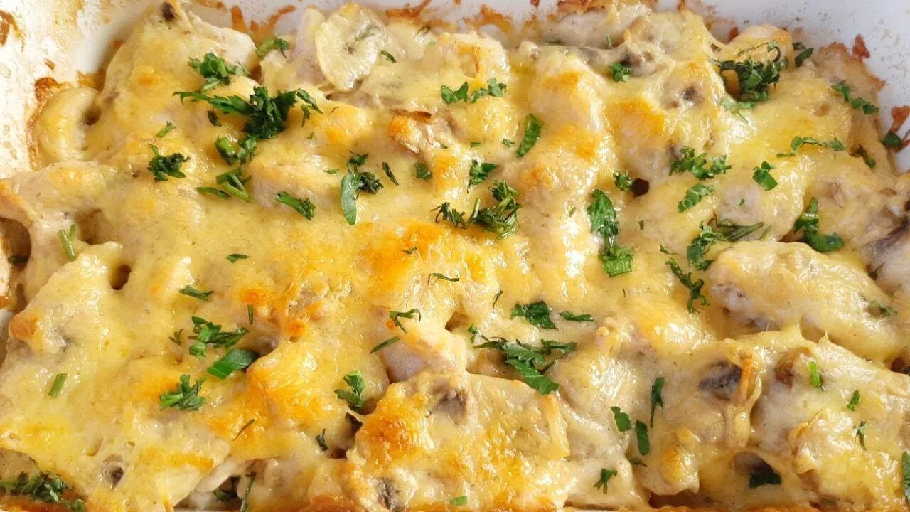 Куриные грудки с шампиньонами и сыром. Курица с картошкой и грибами в духовке. Картофель со сливками в духовке с курицей. Картошка с курицей в духовке в сливочном соусе и сыром. Грибы в сметанном соусе запеченные.