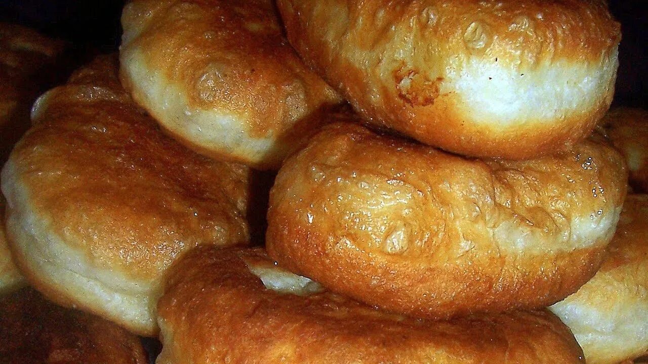Тесто обжарить в масле. Вкусное тесто на пирожки дрожжевое. жареные дрожжевые пирожки. дрожжевое тесто на пирожки жареные. тесто для жареных пирожков.